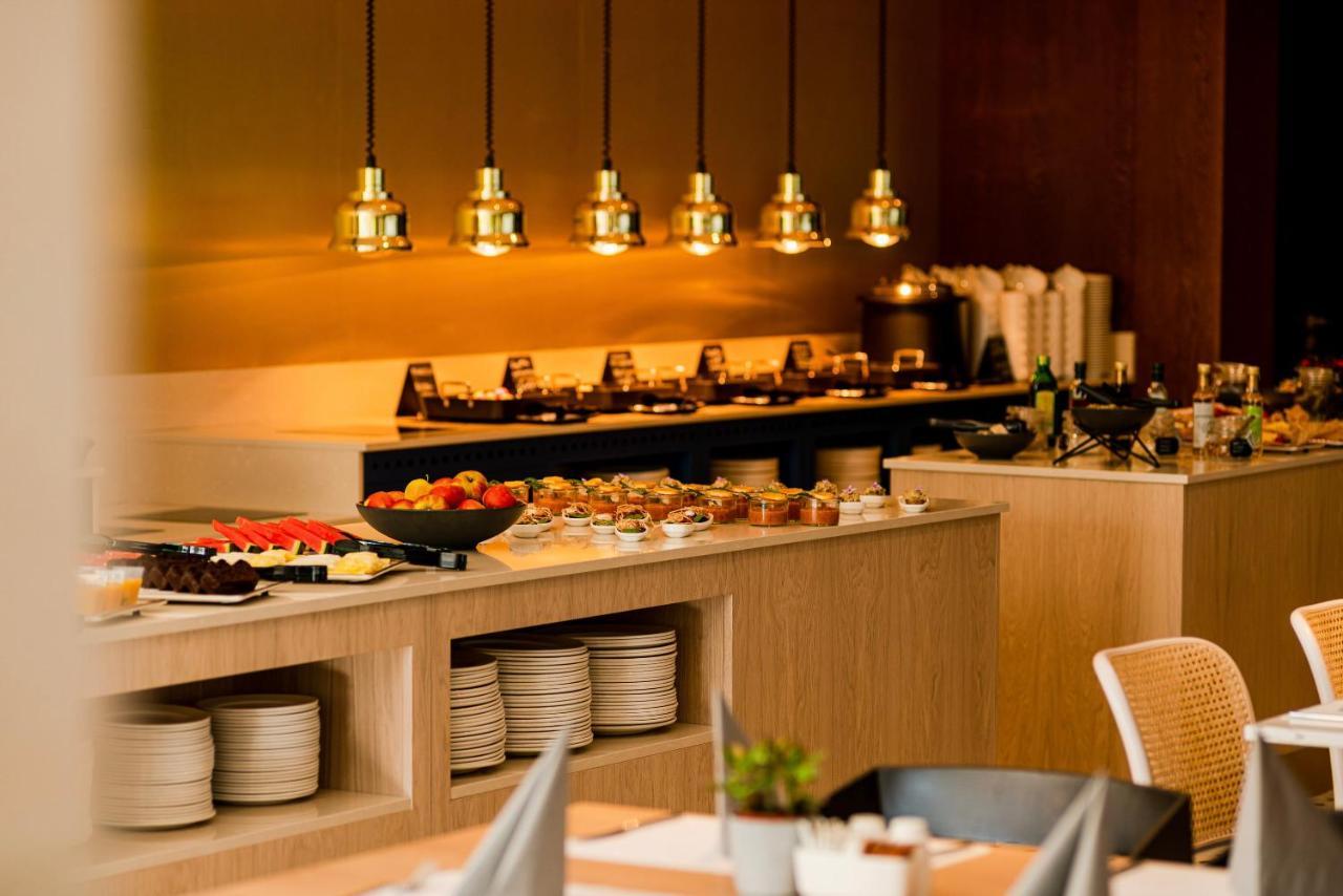 Royal Tulip Sand Колобжег Екстериор снимка The buffet at the lounge