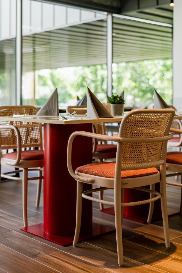 Royal Tulip Sand Колобжег Екстериор снимка Thonet chair