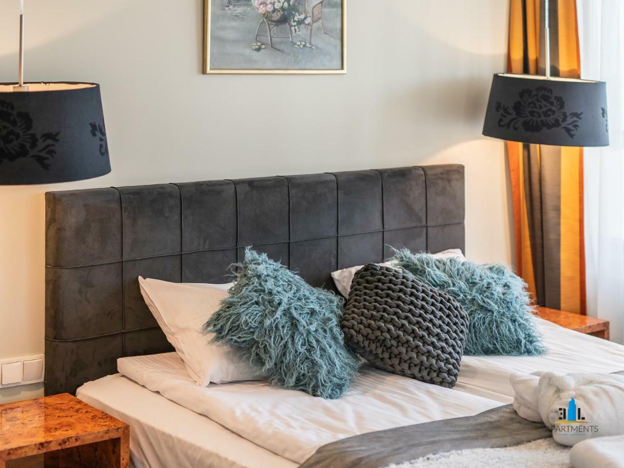 Royal Tulip Sand Колобжег Екстериор снимка A bed with a headboard